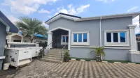 Devon's 5BR pool villa, gated in Sun City Estate, Abuja - Uima-altaat