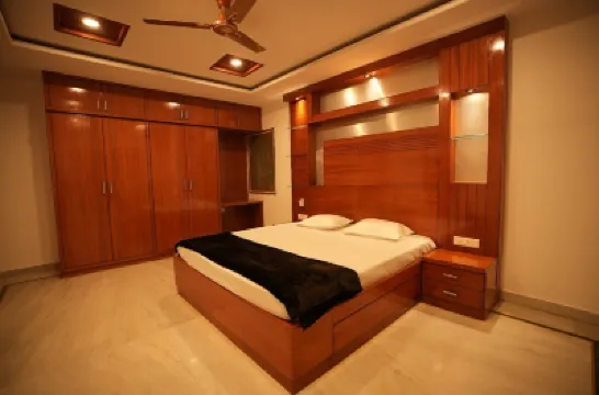 Stylish 4-Bedroom Family Getaway: Luxury Living Hotels in 