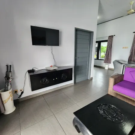 Bugbug Beach Resort: 2 Bedrooms Bungalow Отели рядом с достопримечательностью «Пляж Вайт-Сэнд»