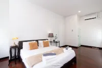 Heritage Family Home | Spacious Stay in Central Location - balcony