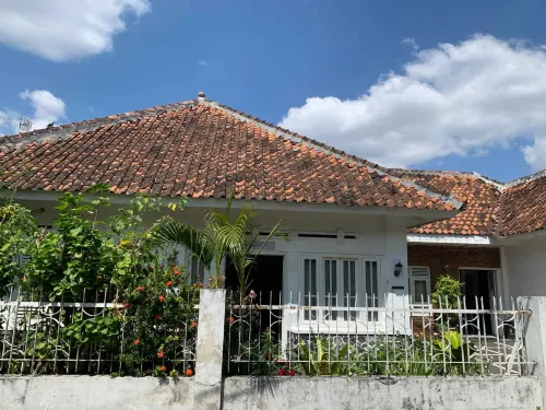 Omah Bagio Guest House By Sewain - parking