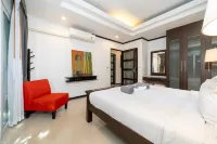 Tropical Pool Villa with 3 Bedrooms in Rawai ラワイビーチのホテル