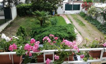 Shared appartement with 3 private rooms terrace garden parking 600m RER B