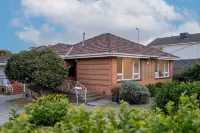 Bright 2B Hampton Coastal Getaway Steps From Beach  호텔