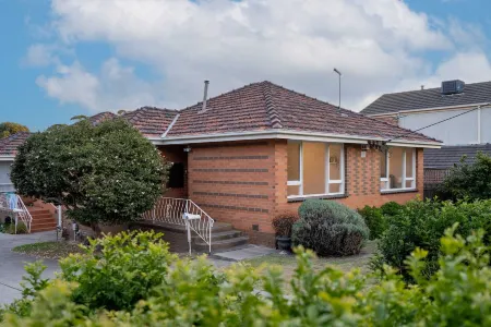 Bright 2B Hampton Coastal Getaway Steps From Beach