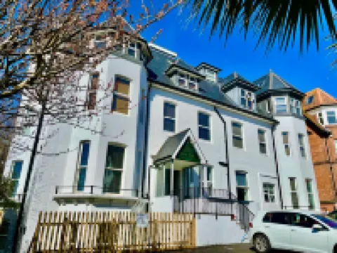 Beautiful Family Apt w/ Free Gym & Parking