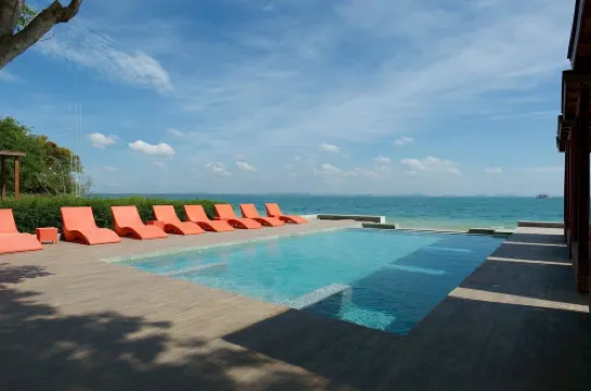 เสม็ด อะมอริส รีสอร์ท แอนด์ พูล วิลล่า