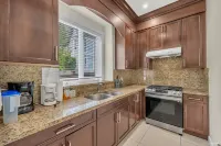Tranquil Ensuite near Oakridge Mall and Skytrain - Guest houses