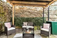 Luxury 9-Bed Manor with Hot Tub & Free Parking - Park Yeri