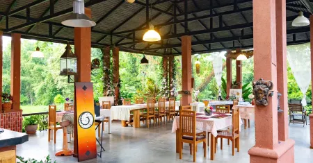 Elephant Camp  Maerim Resort Отели рядом с достопримечательностью «Bai Orchid and Butterfly Farm»