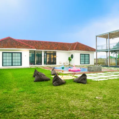 Theolive Arrea - Spacious Private Pool and Backyard Hotels near Cigombong