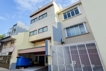 Hotel O Makassar near Pantai Losari formerly Hotel Tiara Sari Отели рядом с достопримечательностью «Simpatik Aquarium»