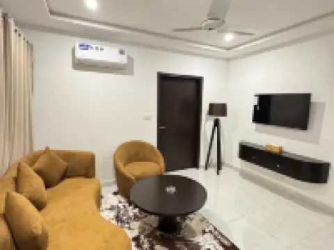 Light & Latte | 1BHK | MM ALAM | Self CheckIn ラホールのホテル