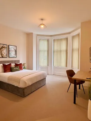 Elegant Family Retreat with Double & Single Bed -  Apartamentos vacacionales