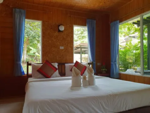 บ้านสวนฮิลล์ รีสอร์ต โรงแรมใกล้เขื่อนเชี่ยวหลาน