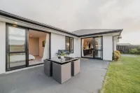 Sunlit Sanctuary with Private Patio in Wigram
