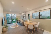 Misty Meadows Manor - Your Urban Oasis Hotels in 