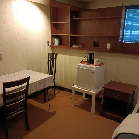 Cozy Private Basement Room shared bathroom فنادق في بورنبي