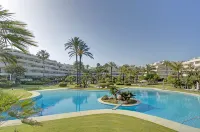 Luxury Beachfront Apt with Private Garden & Pool - شاطئ