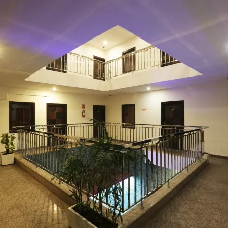 Hotel Emerald Suites At Delhi Airport Отели рядом с достопримечательностью «Университет Джавахарлала Неру»