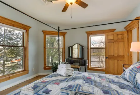 Victorian Lake Oasis | Hot Tub | 30 min to skiing Отели в г. Кошектон