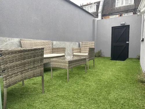 Newly Built Modern Studio House with Free Parking