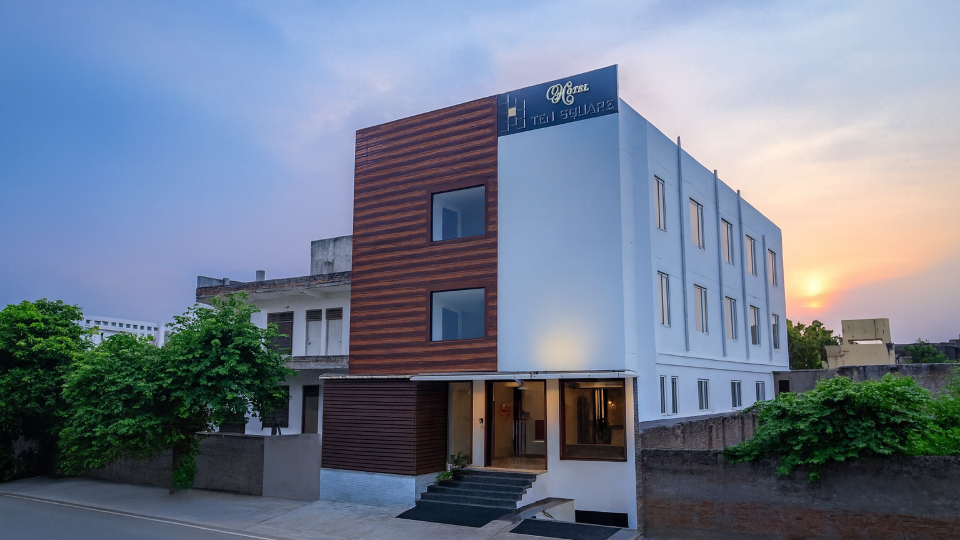 HOTEL TEN SQUARE - 5 Minutes from The Taj Mahal