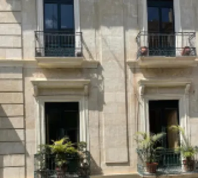 LC Hotel Urbano Hoteles cerca de Escultura San Juan Bautista de Salvador Dalí