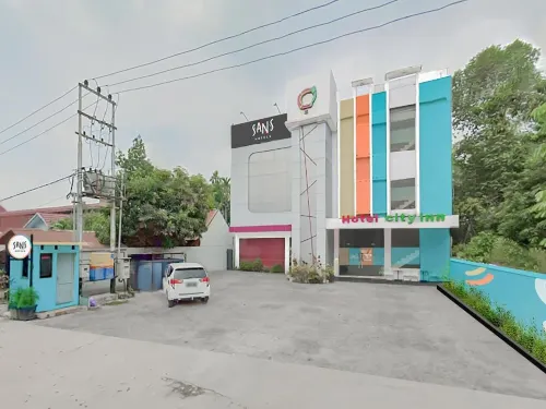 Sans Hotel City Inn Palangkaraya - parking