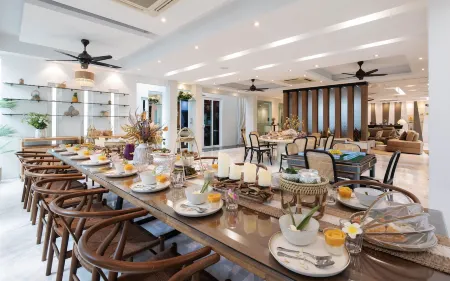 42Pax: 13BR Thai Villa | Luxury Vacation @ PJ Отели рядом с достопримечательностью «The One Academy»