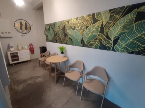 5 mins walking to East Coast Mall @ JW Guest House