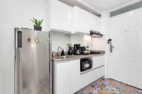 Fresia by J&J | Near Airport w/ Pool and Gym - พร้อมระเบียง