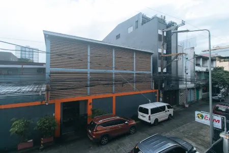 Metro Deluxe Residences near OWWA Pasay Отели рядом с достопримечательностью «Upside Down Museum»