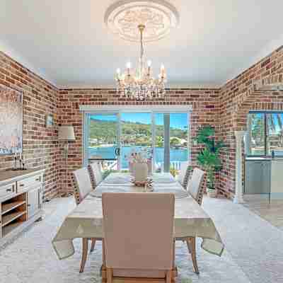 Stunning 4BR Holiday Home with Water Views & Pool Rooms