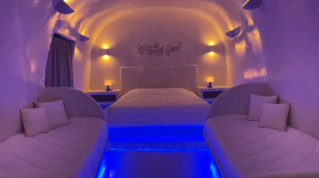 Cave of Love – Seafront Sunset View Santorini Hotels in 