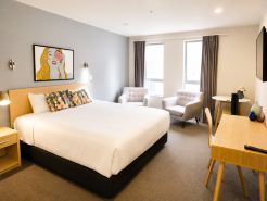 Cathedral Tram Gem | Free Parking Only with One Bedroom or Family Suite