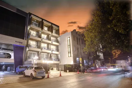 East Park Inn Отели рядом с достопримечательностью «Фатехпур-Масджид»