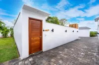 Villa Aldona - 1Br Villa with Pool Close to Nuanu City 타나롯 호텔