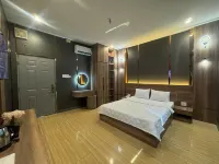 LUXURY Hotel Pham Van Dong 平 Triệu 站附近的飯店