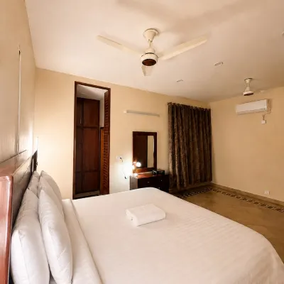 Sarah's Cottage Hotels near Jilani Park