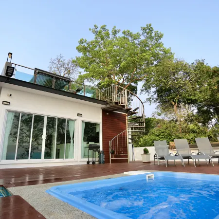 The Munique Cliff House Chumphon - private jacuzzi with beach views