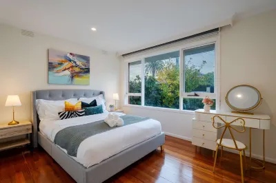 Bright 2B Hampton Coastal Getaway Steps From Beach  호텔