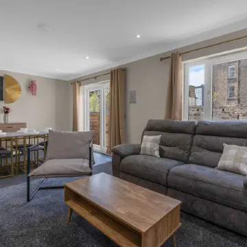 Lochee 1 - Large 4 Bedroom House with 6 Beds and 3 bathrooms, TVs in each room, Free Parking