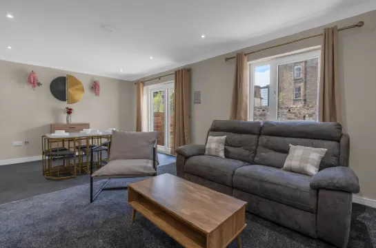 Lochee 1 - Large 4 Bedroom House with 6 Beds and 3 bathrooms, TVs in each room, Free Parking