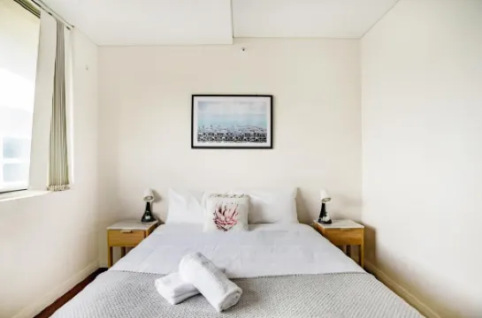 Bright 2BR Apartment in Mascot – Balcony & Convenient Transport