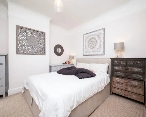 Gorgeous Spacious Garden Flat, Wood Green | BeeMyGuest Hotels in Haringey