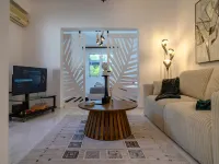 Seclusion, Privacy and 2 bedroom Luxury in Glyfada Hotels in Glyfada