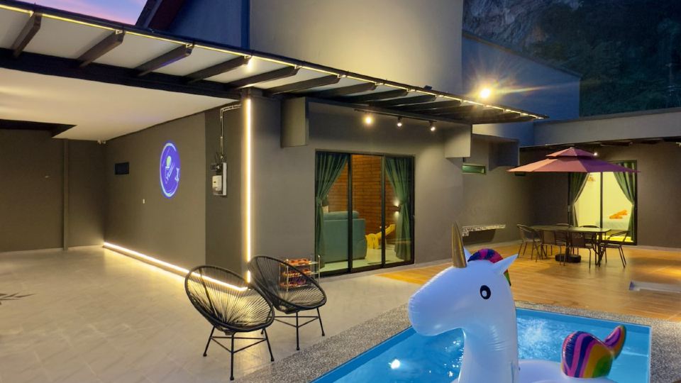 LYL Private Pool Homestay Tambun