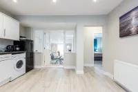 Modern 2-Bed, 2-Bath Bungalow - 주차장