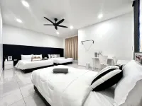 Spacious Classic 4BR Family Haven I Simpang Ampat by Jovial -  case vacanza in affitto